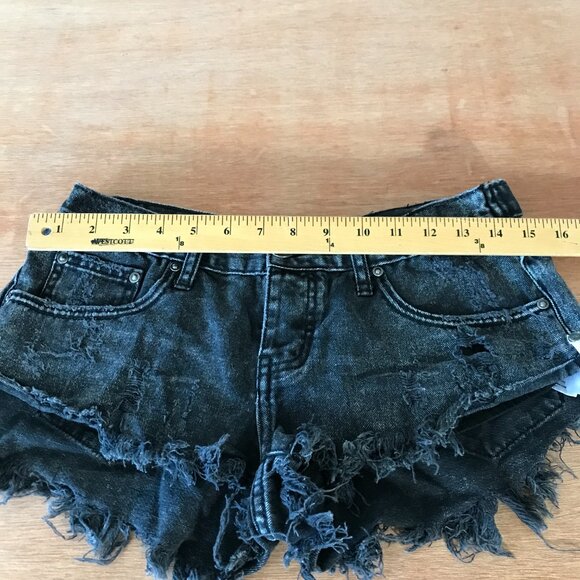 One Teaspoon Denim Cutoff Shorts Women 26 Black Mid Rise Raw Hem Shaping 18036 - Picture 7 of 10